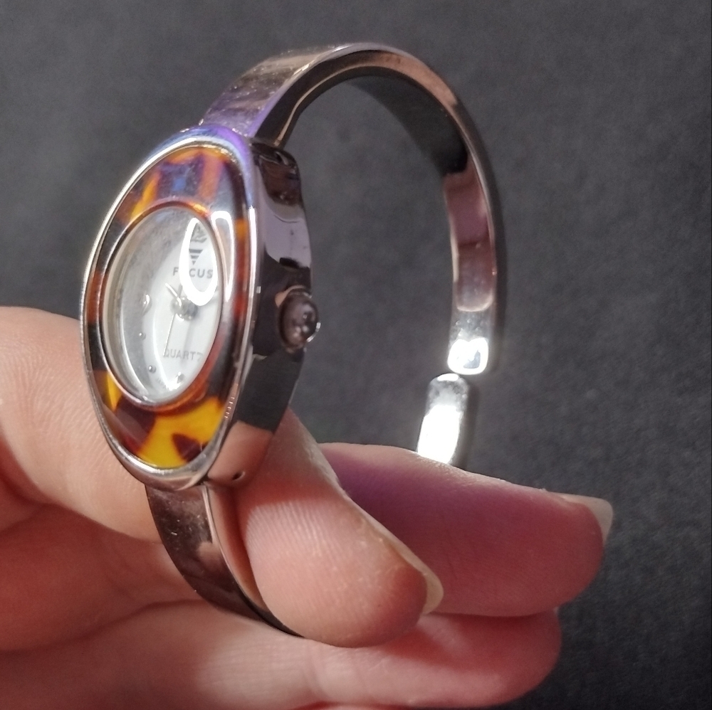 Focus 9003 Cuff Bracelet Quartz Analog Watch - Picture 4 of 6